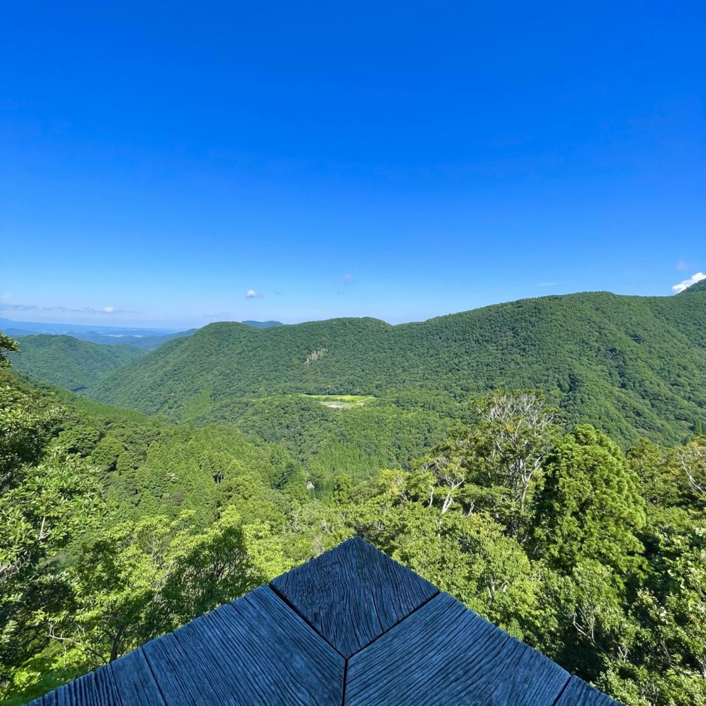三徳山登山途中の文殊堂という絶景スポット