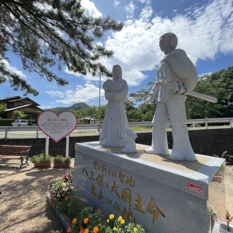 賣沼神社(売沼神社)の鳥居付近の八上姫と大国主の石像