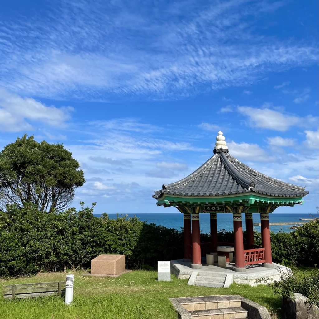 日韓友好交流公園 風の丘の頂上から見える日本海と休憩所