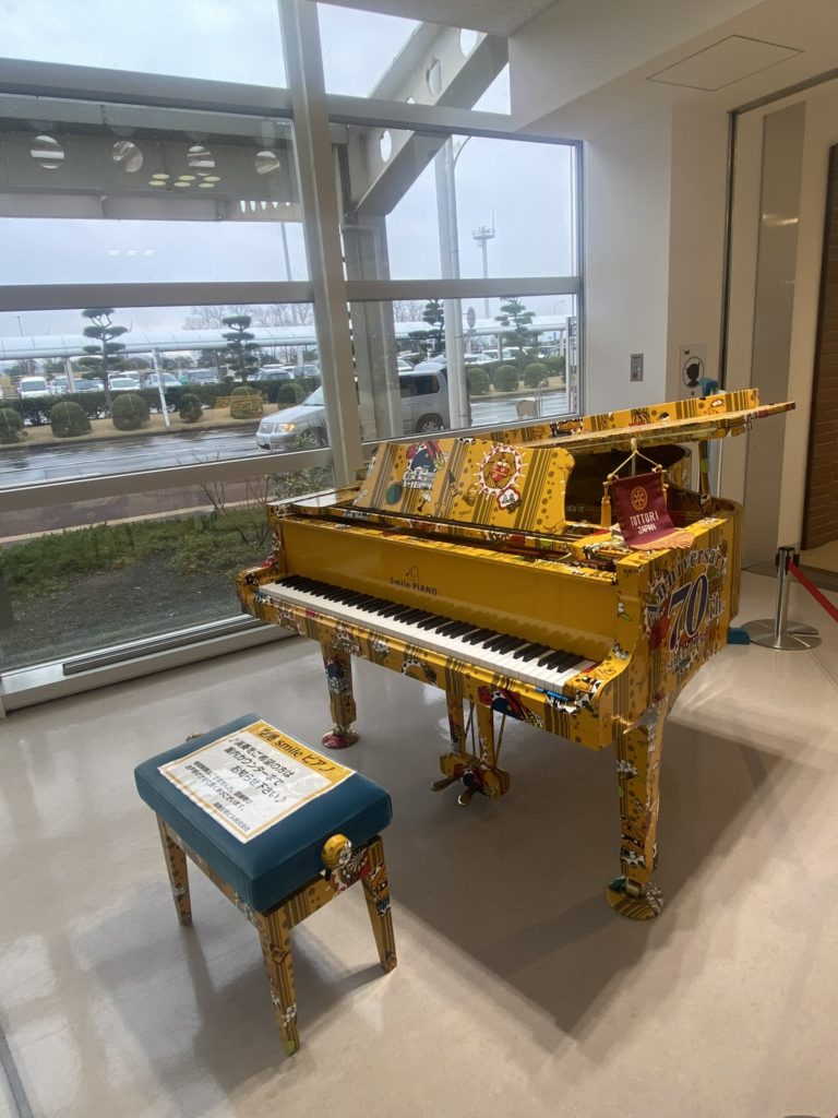 鳥取砂丘コナン空港内のコナンが描かれた空港ピアノ