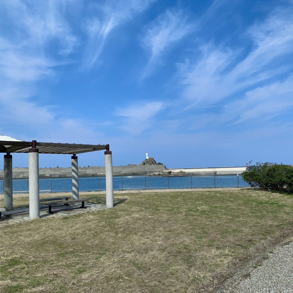 賀露緑地公園の休憩所と日本海