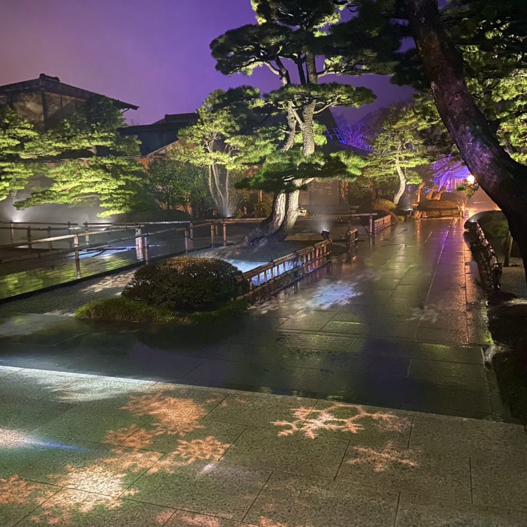 由志園のライトアップで照らされる日本庭園
