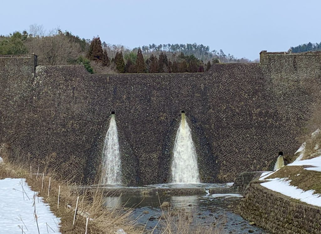 旧美歎水源地水道施設のかなめとなっている美歎ダムから出る大量の水