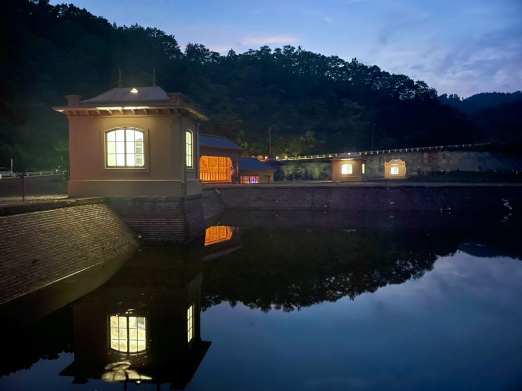 旧美歎水源地水道施設の夜にライトアップされる小屋