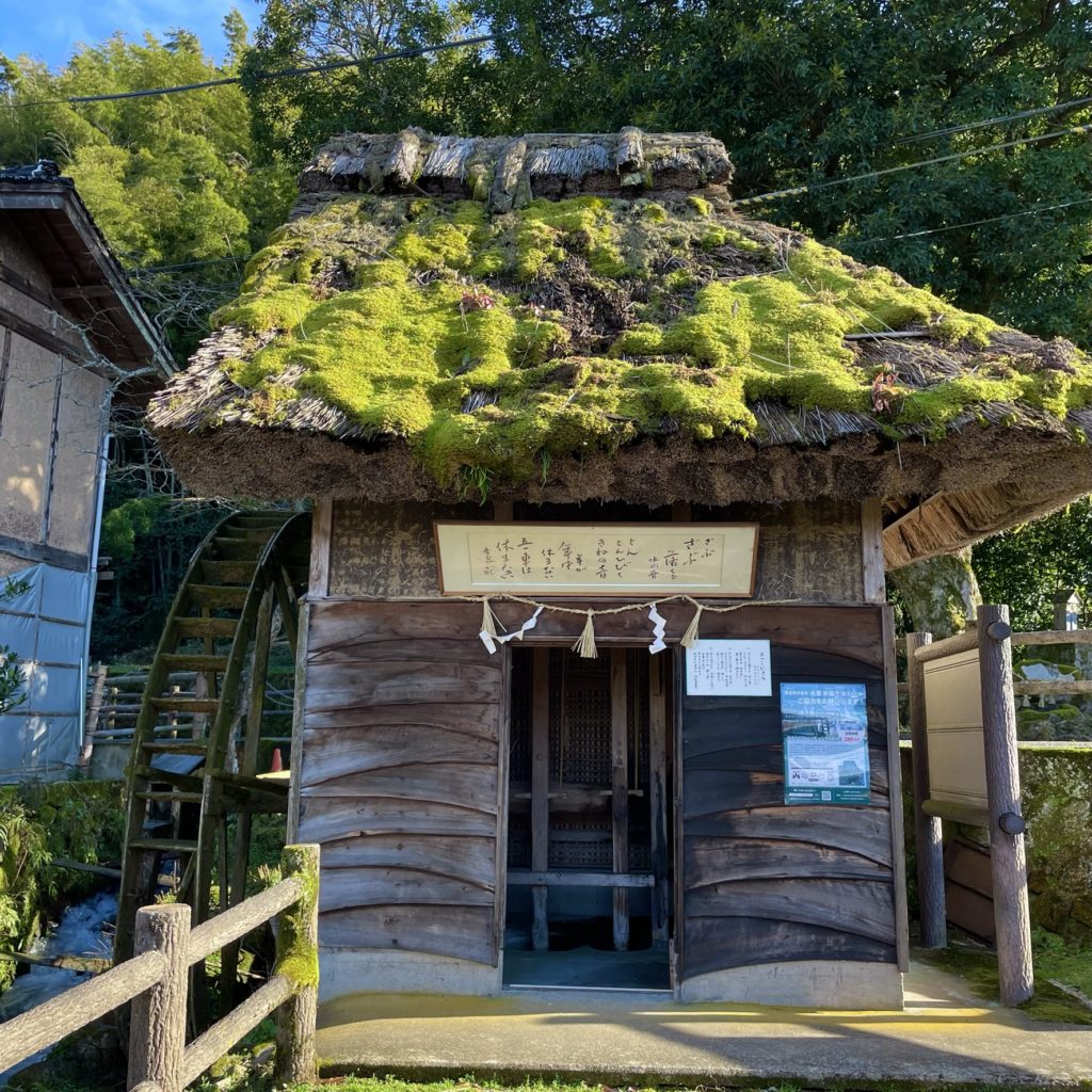 天の真名井の苔の生えた年季のある水車小屋
