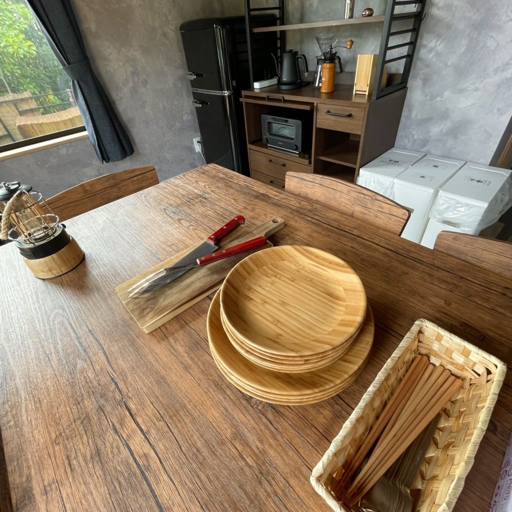 出雲グランピングレウナののBBQハウスのテーブルと木の食器