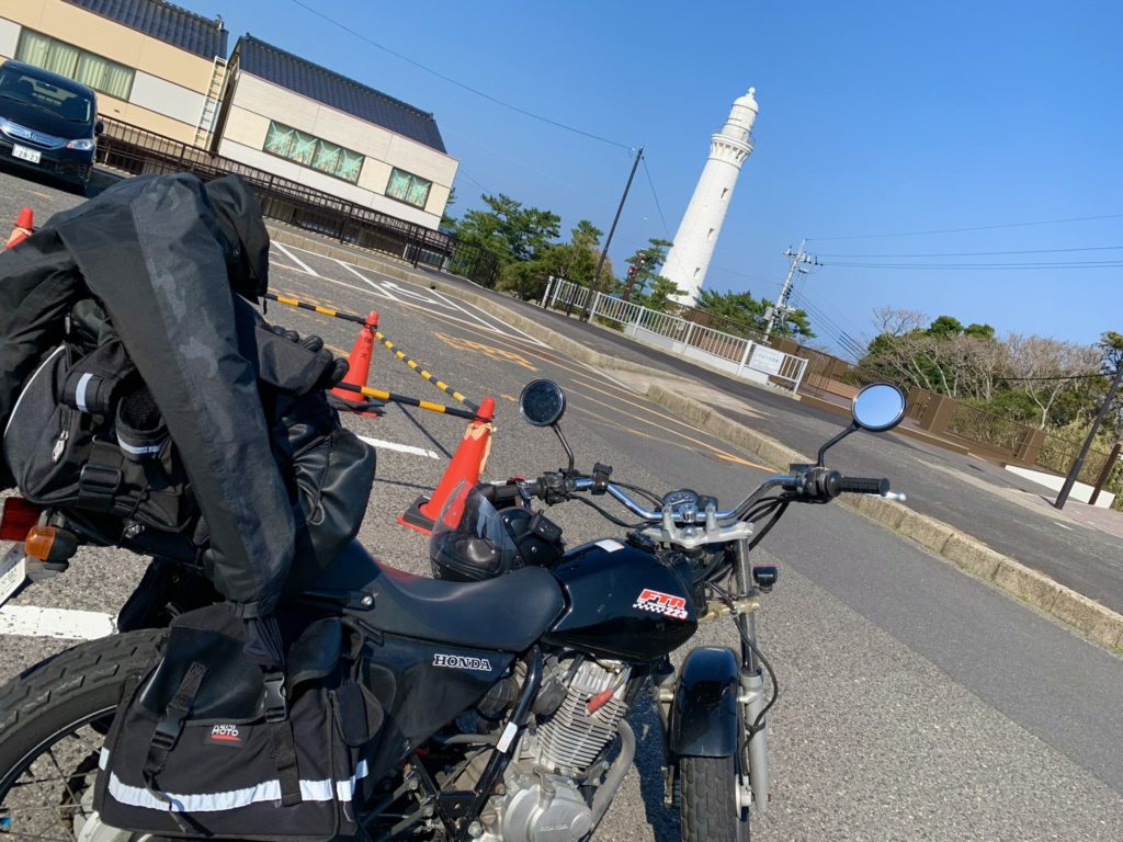 駐車場から望む出雲日御碕灯台とバイク
