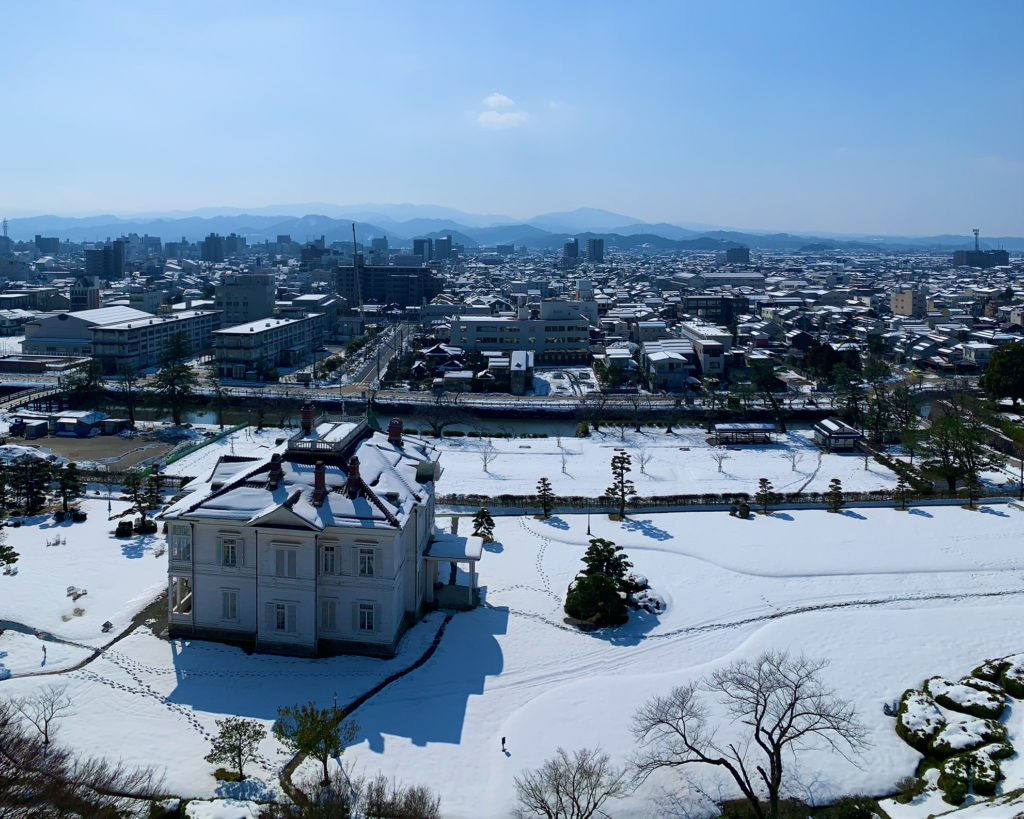 鳥取城跡・久松公園から望む雪景色の仁風閣と鳥取市街