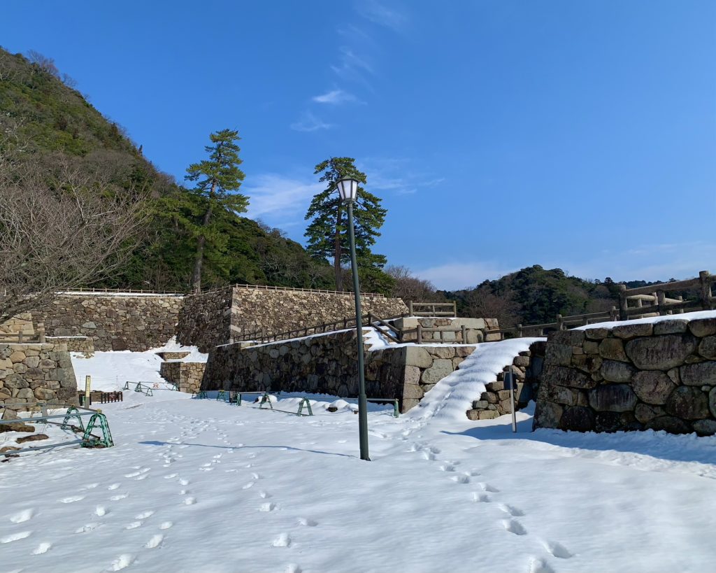 鳥取城跡・久松公園の雪の積もった登山道