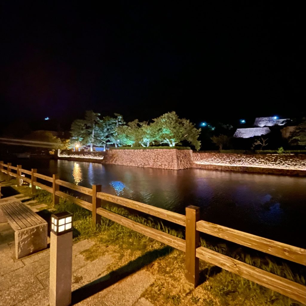 夜間ライトアップで照らされる鳥取城跡