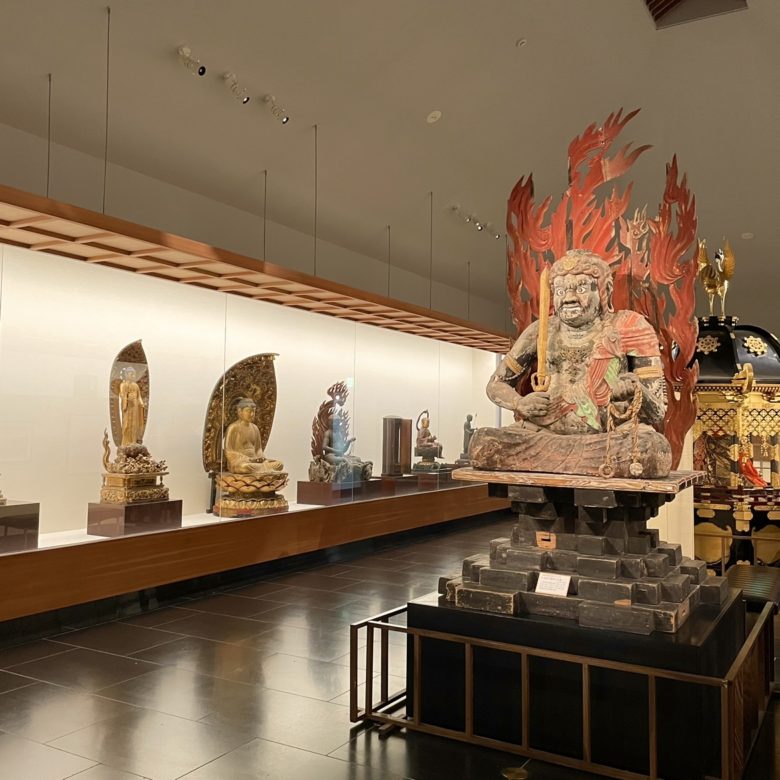 大山寺宝物館霊宝閣の館内の不動明王像