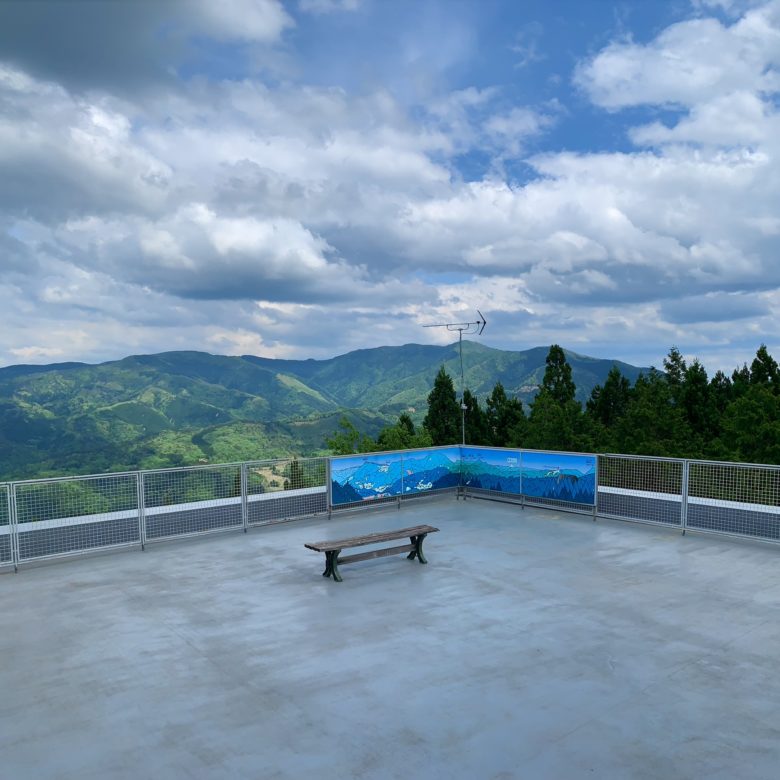 木の殿堂の展望棟から見る兵庫県美方郡の山々