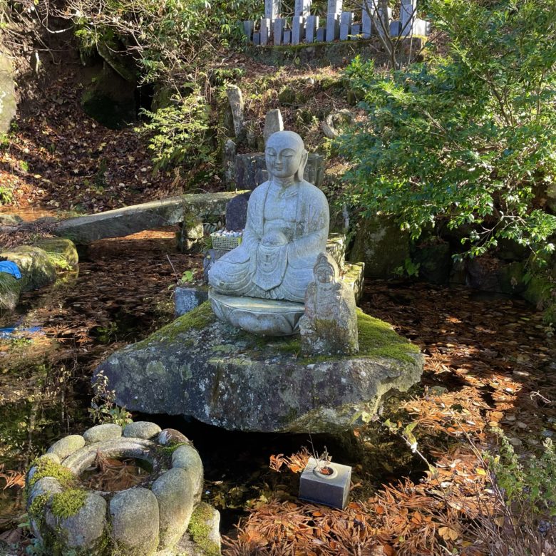大山寺本堂の池にある仏像