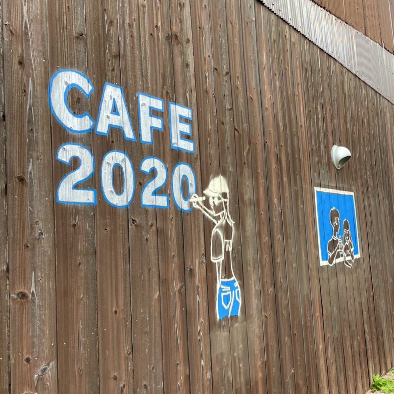cafe2020 カフェつれづれの古民家の外壁に描かれた絵