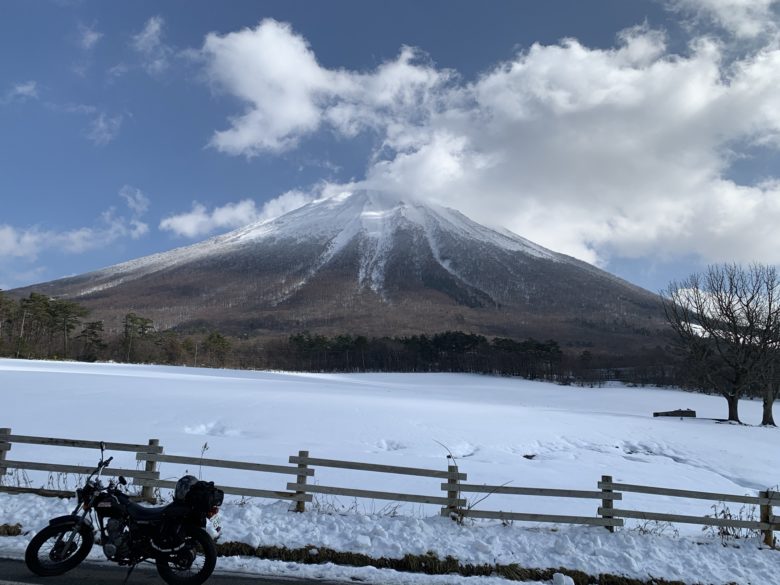 大山まきばみるくの里から見る雪景色の左右対称の大山とバイク