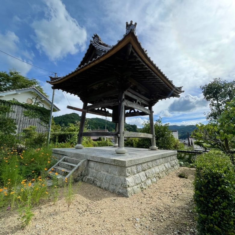鳥取智頭宿の興雲寺の境内にある鐘と花