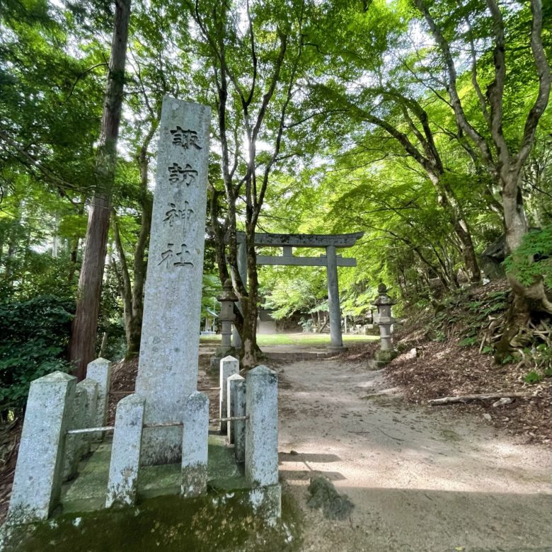 鳥取智頭町の諏訪神社の鳥居と諏訪神社の石像