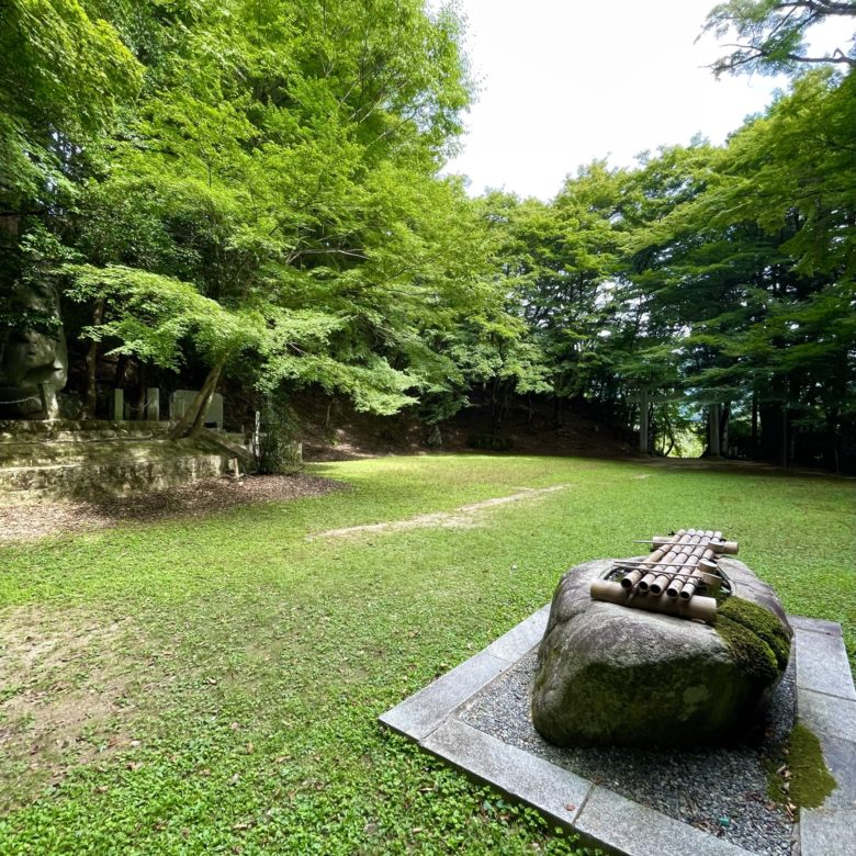 鳥取智頭町の諏訪神社の境内の開けた参道