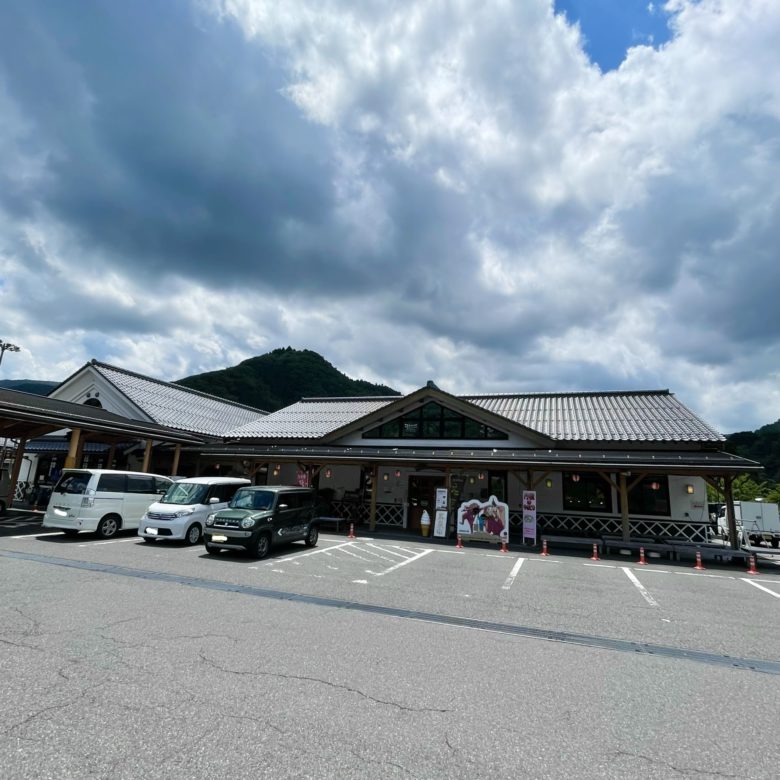 鳥取県八頭郡若狭町の道の駅若桜桜ん坊の外観と駐車場