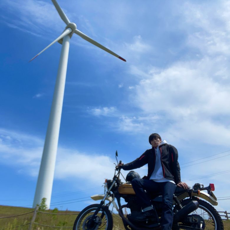 鳥取放牧場の風車とバイクに乗る人