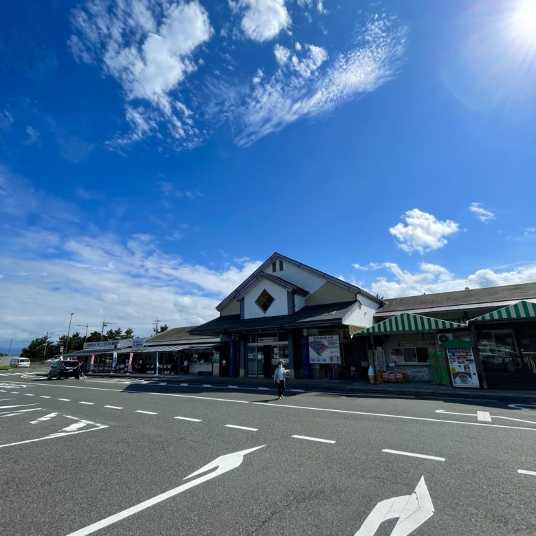 鳥取県東伯郡北栄町の道の駅大栄の外観と駐車場