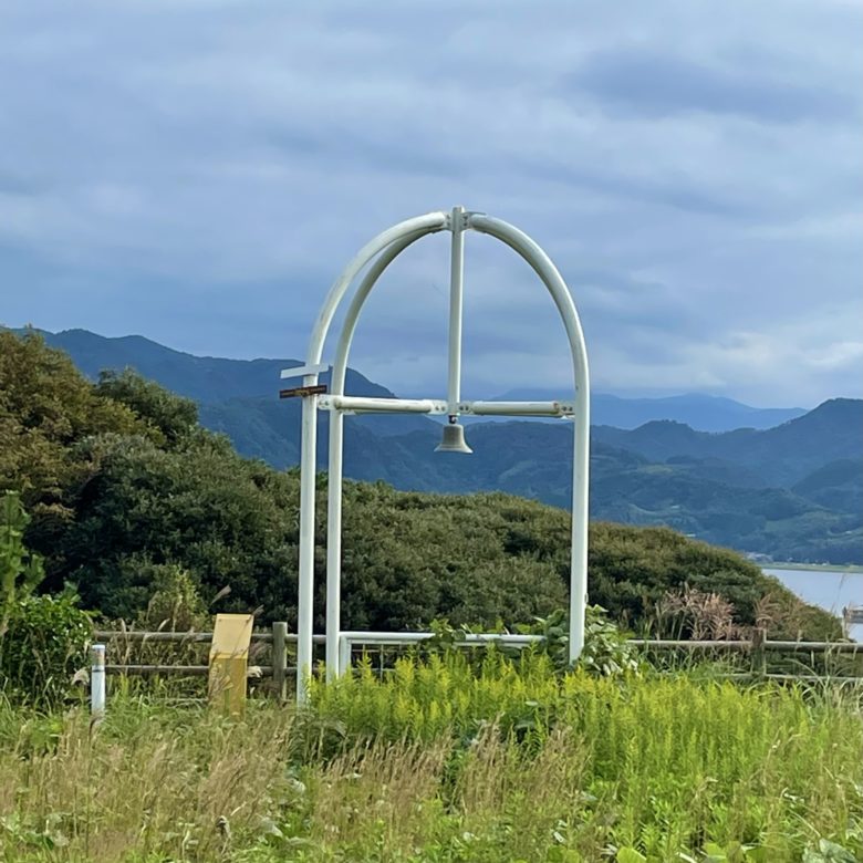 鳥取県東伯郡湯梨浜町の道の駅はわいの幸せの鐘と東郷池