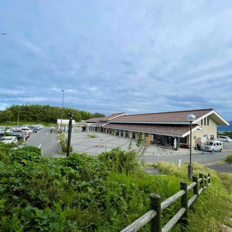 鳥取県東伯郡湯梨浜町の道の駅はわいの外観と駐車場