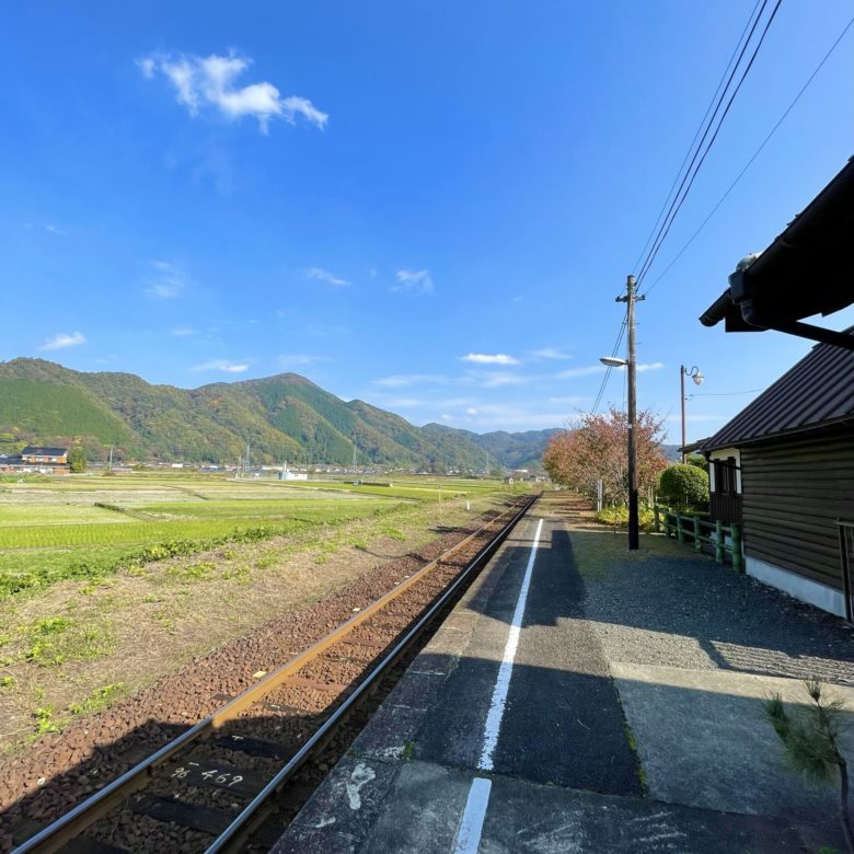 鳥取県八頭町の隼駅のホームと畑