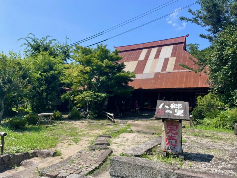 鳥取県伯耆町の大山蕎麦八郷の里の外観と駐車場