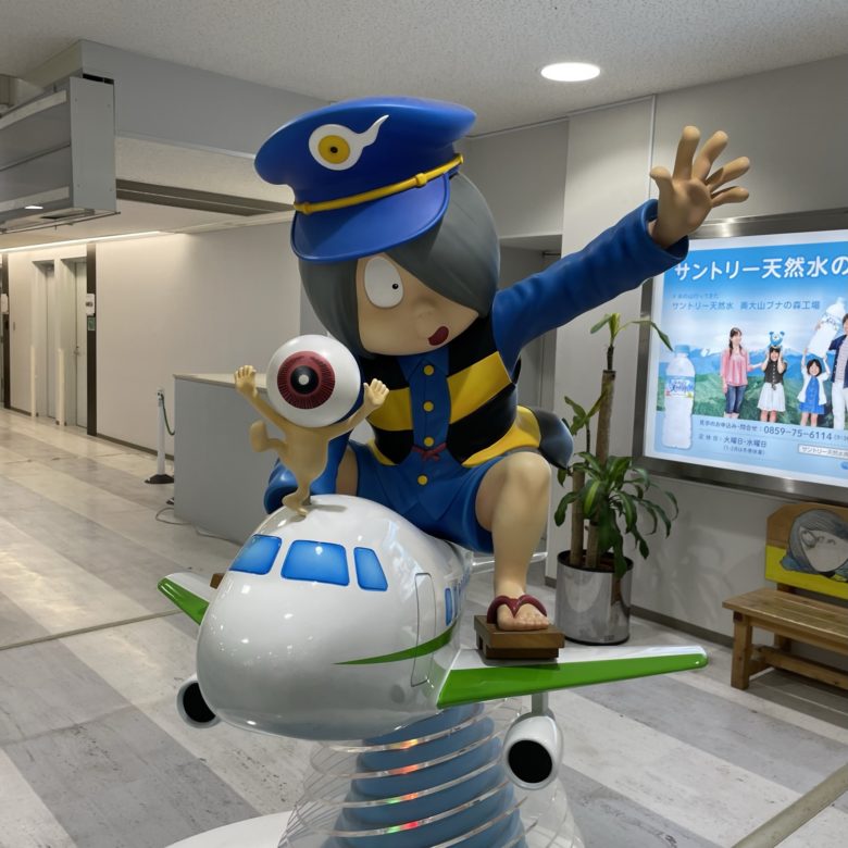 鳥取県境港市の米子鬼太郎空港の鬼太郎と目玉おやじと飛行機の像