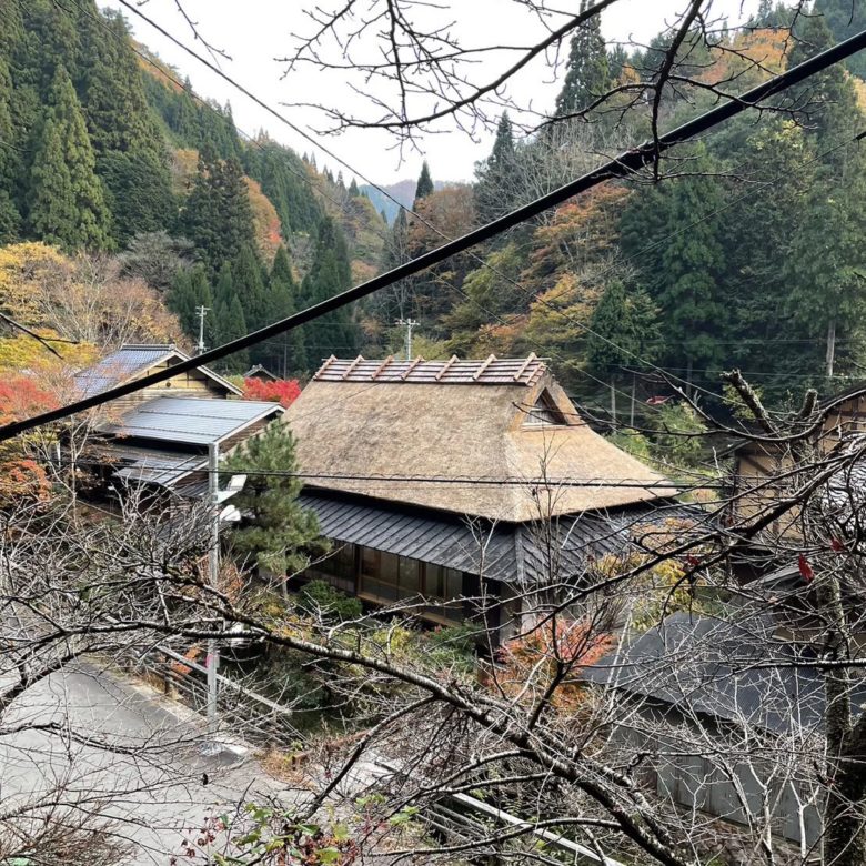 鳥取県八頭町の板井原集落の廃集落と道のりと紅葉