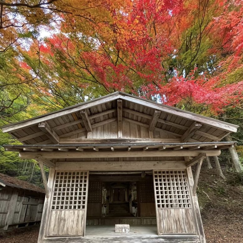 鳥取県八頭町の板井原集落の本堂と紅葉