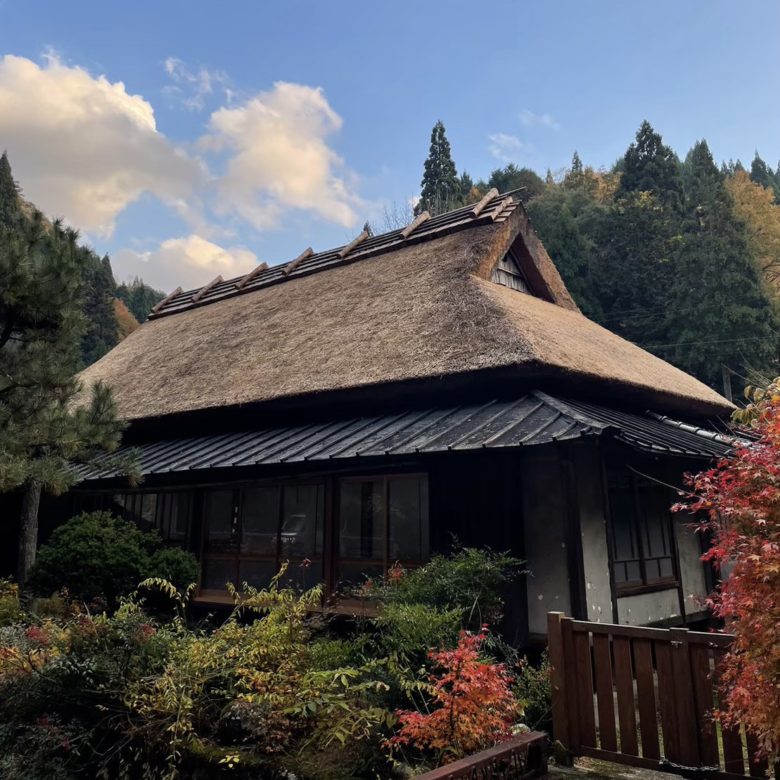 鳥取県八頭町の板井原集落の廃屋の藤原家住宅と紅葉