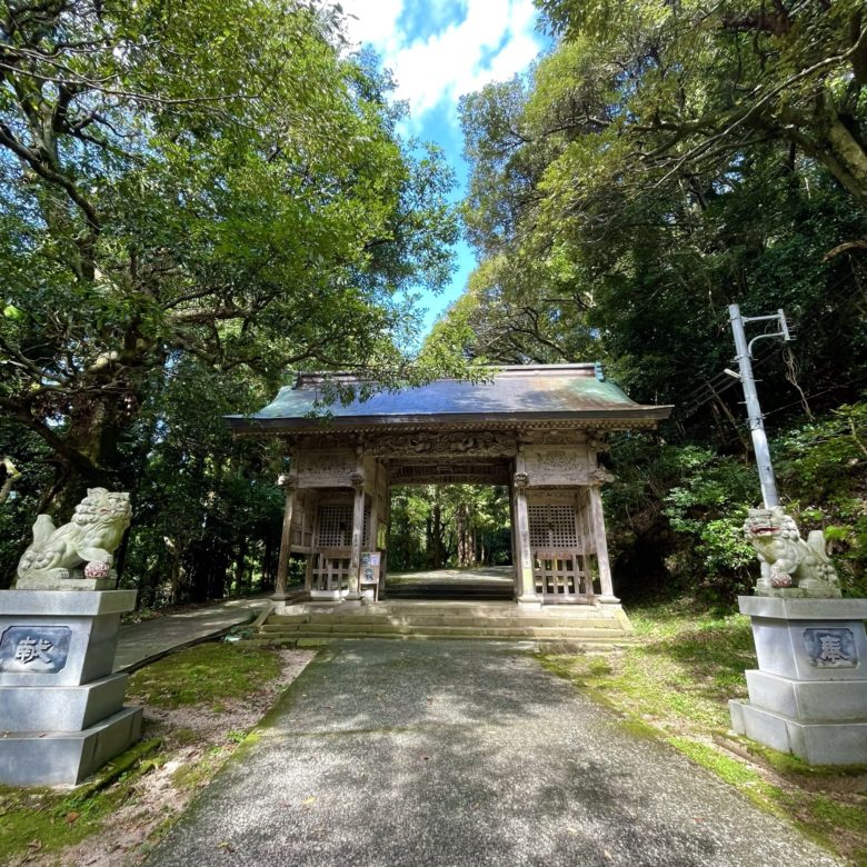 鳥取県東伯郡湯梨浜町にある倭文神社の自然に囲まれた入口・鳥居