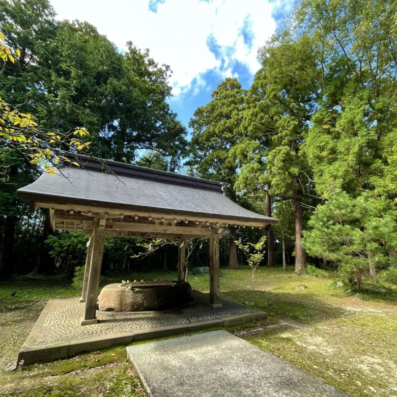 鳥取県東伯郡湯梨浜町にある倭文神社の自然に囲まれた手水舎