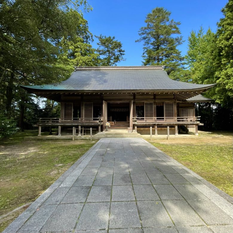 鳥取県東伯郡湯梨浜町にある倭文神社の自然に囲まれた本堂