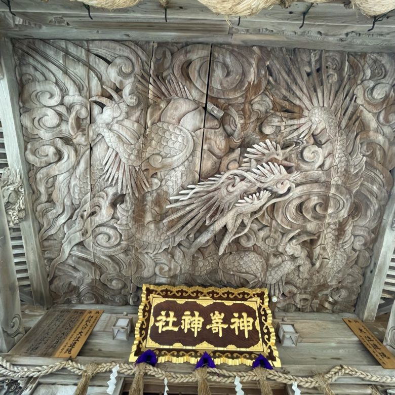 鳥取県東伯郡琴浦町の神崎神社の本堂天井に描かれる見事な彫刻