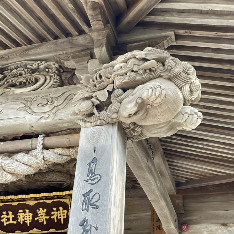 鳥取県東伯郡琴浦町の神崎神社の天井に描かれる見事な彫刻