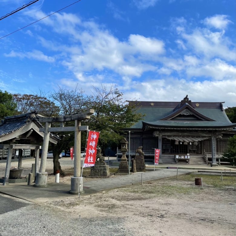 鳥取県東伯郡琴浦町の神崎神社の駐車場と全貌