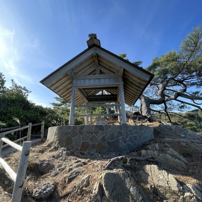鳥取岩美の浦富海水浴場にある浦富宮島展望台の展望休憩所