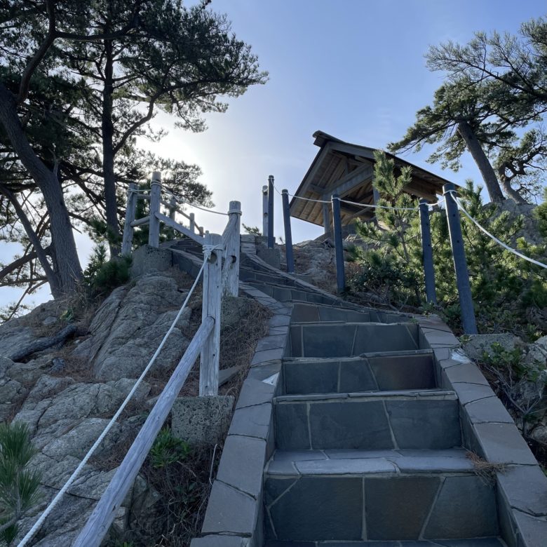 鳥取岩美の浦富海水浴場にある浦富宮島展望台の急な階段