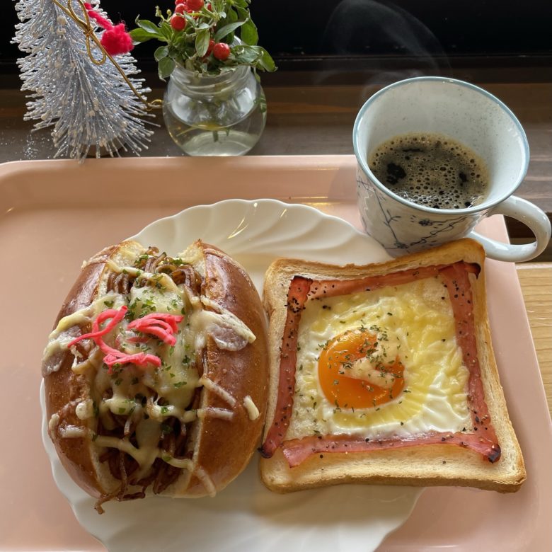 鳥取県湯梨浜町のぱにーに湯梨浜店の焼きそばパン(150円)とエッグトースト(190円)