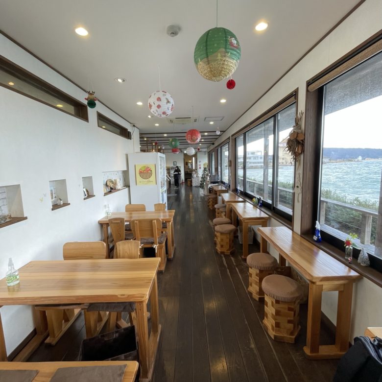 鳥取県湯梨浜町のぱにーに湯梨浜店の内観と窓から見える海