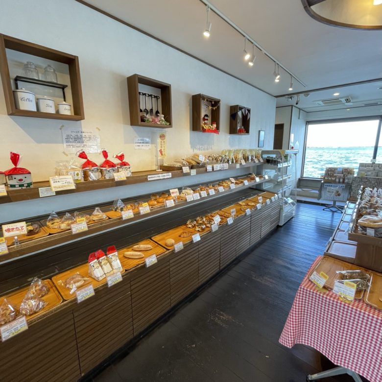 鳥取県湯梨浜町のぱにーに湯梨浜店のずらりと並ぶパン