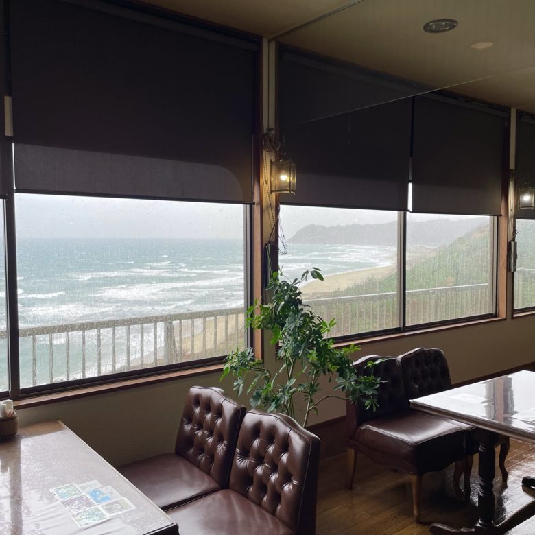 鳥取県鳥取市の「レストラン喫茶ウェーブ」の海の見える座席