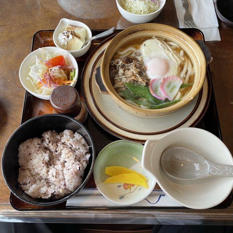 鳥取県鳥取市の「レストラン喫茶ウェーブ」の日替わり定食の鍋焼き肉うどん