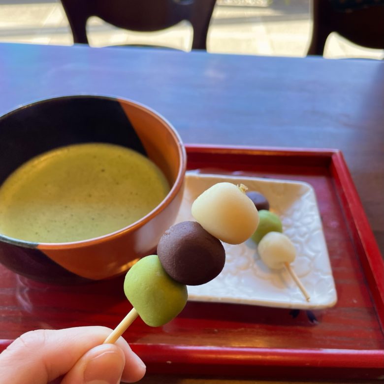 鳥取県倉吉市の「石谷精華堂」の「喫茶花」の打吹公園だんごとセットのドリンク